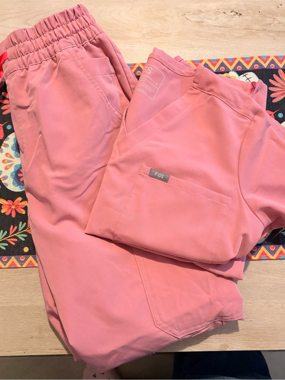 Figs chalk pink scrub set